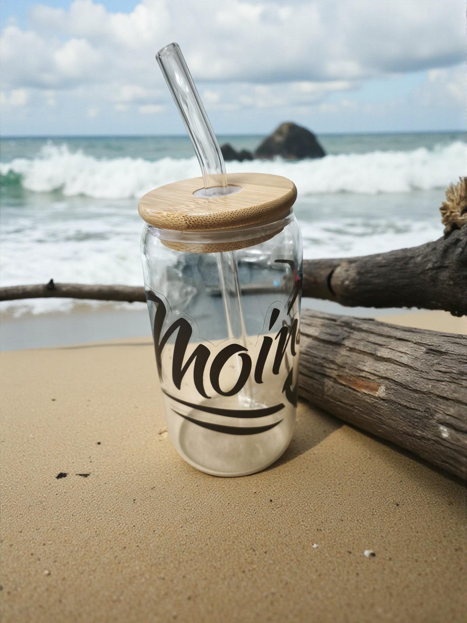 Trinkglas 500 ml mit Bambusdeckel & Glasstrohhalm – Iced Coffee Becher To Go, Spruch „Moin“, Geschenk
