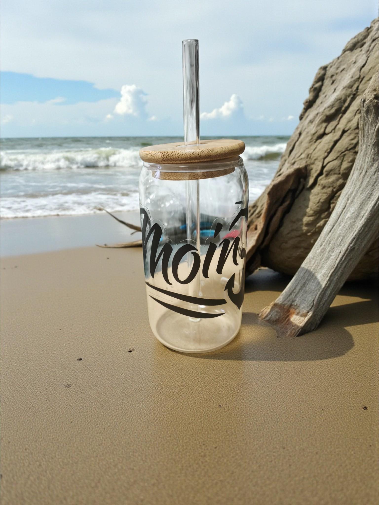 Trinkglas 500 ml mit Bambusdeckel & Glasstrohhalm – Iced Coffee Becher To Go, Spruch „Moin“, Geschenk