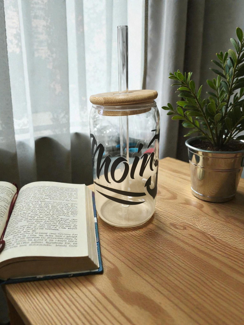 Trinkglas 500 ml mit Bambusdeckel & Glasstrohhalm – Iced Coffee Becher To Go, Spruch „Moin“, Geschenk