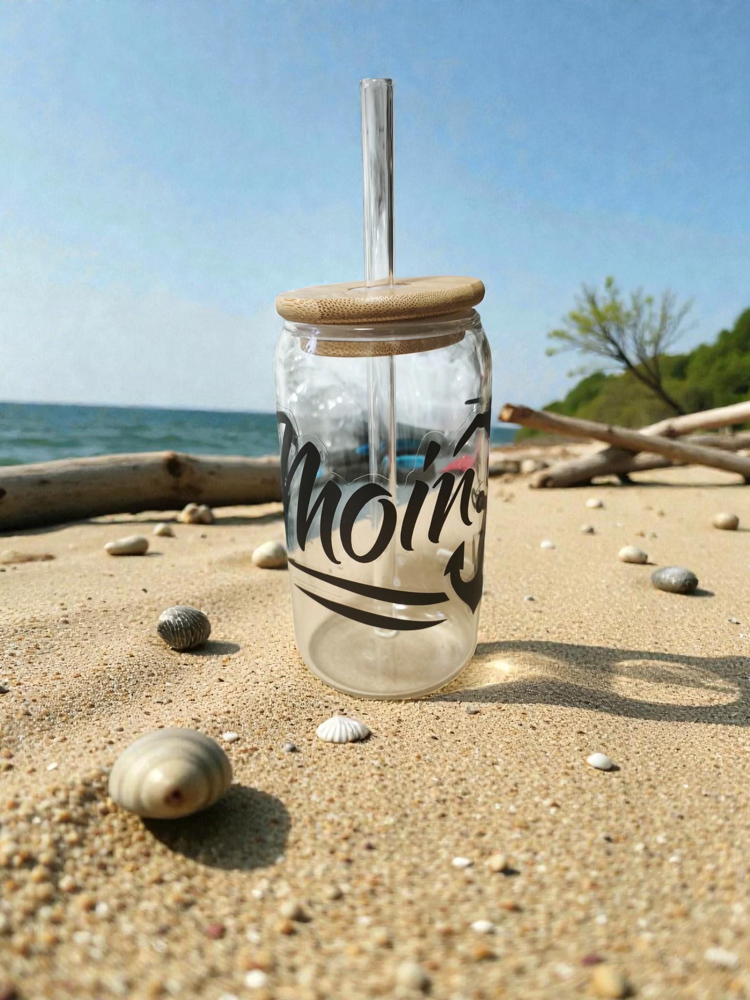 Trinkglas 500 ml mit Bambusdeckel & Glasstrohhalm – Iced Coffee Becher To Go, Spruch „Moin“, Geschenk