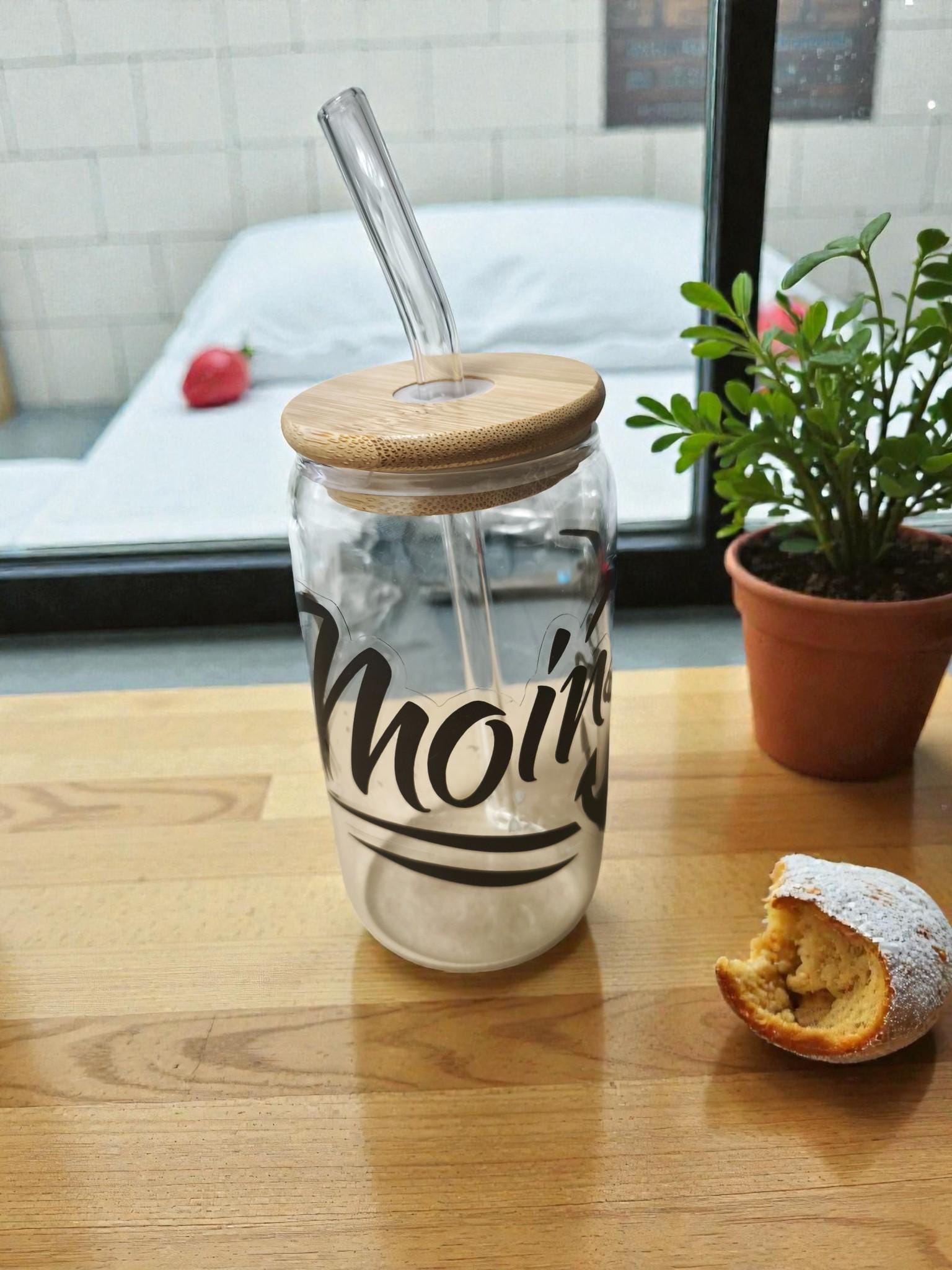 Trinkglas 500 ml mit Bambusdeckel & Glasstrohhalm – Iced Coffee Becher To Go, Spruch „Moin“, Geschenk