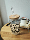 Trinkglas 500 ml mit Bambusdeckel & Glasstrohhalm – Iced Coffee Becher To Go, Spruch „Moin“, Geschenk