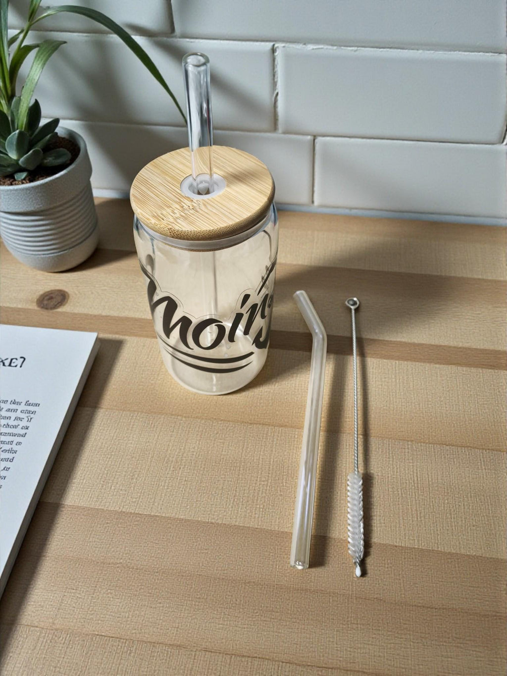 Trinkglas 500 ml mit Bambusdeckel & Glasstrohhalm – Iced Coffee Becher To Go, Spruch „Moin“, Geschenk
