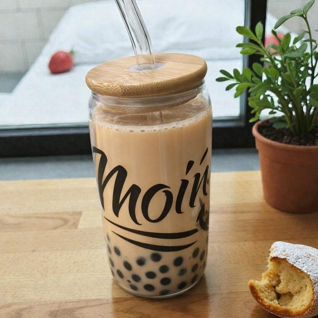 Trinkglas 500 ml mit Bambusdeckel & Glasstrohhalm – Iced Coffee Becher To Go, Spruch „Moin“, Geschenk