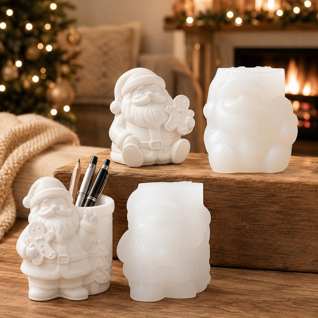 Zwei weiße Weihnachtsmann-Silikonformen auf einem Holztisch im Weihnachtszimmer