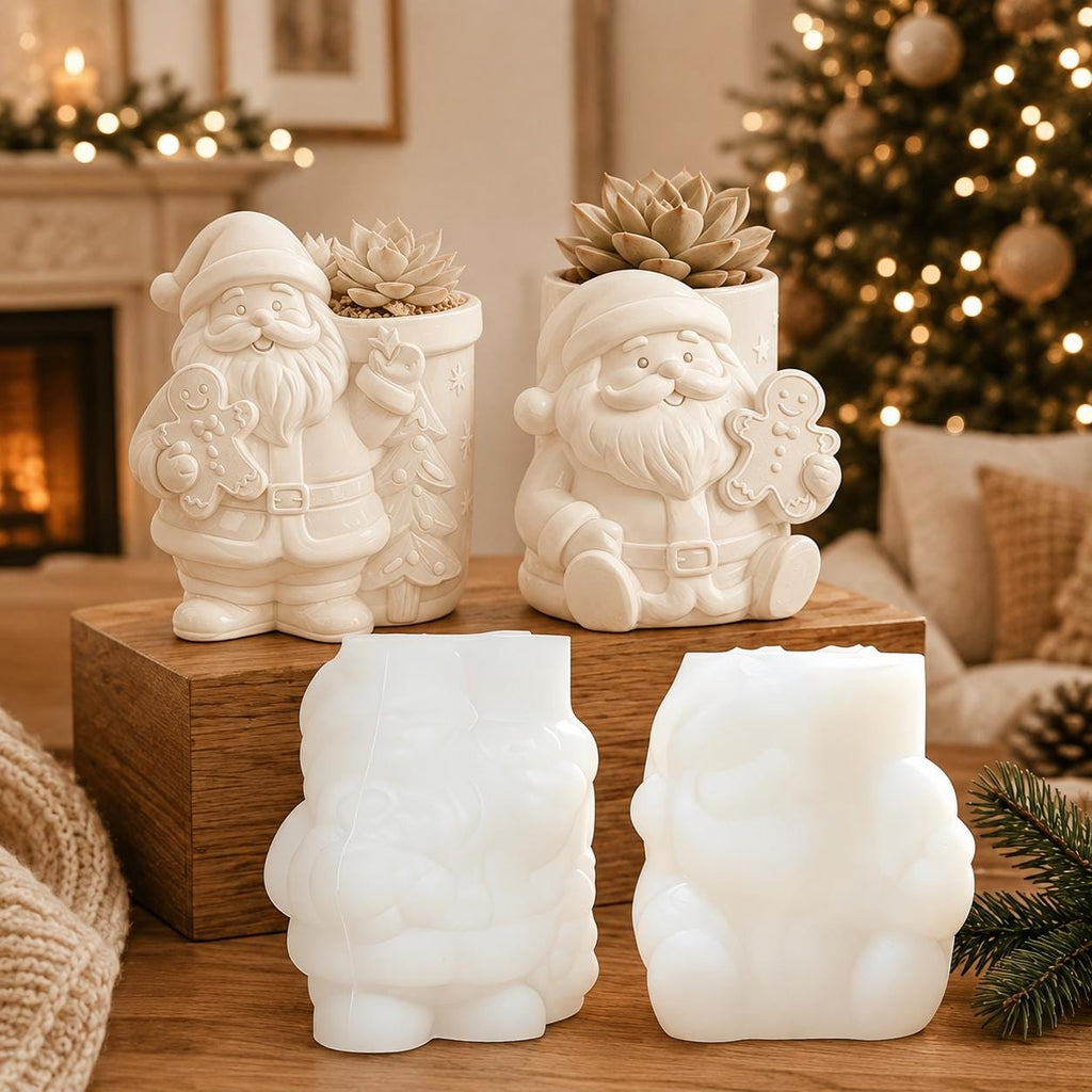 Zwei unterschiedliche Weihnachtsmann-Gießlinge und die dazugehörigen Silikonformen vor einem Weihnachtsbaum