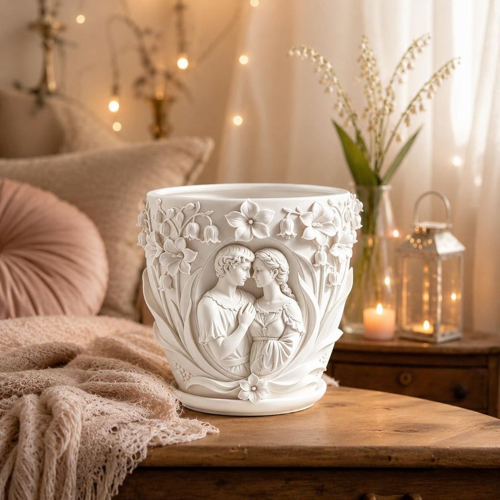 Weißes Pflanzgefäß mit Liebespaar und Blumenrelief sowie Sukkulenten im romantischen Wohnzimmer