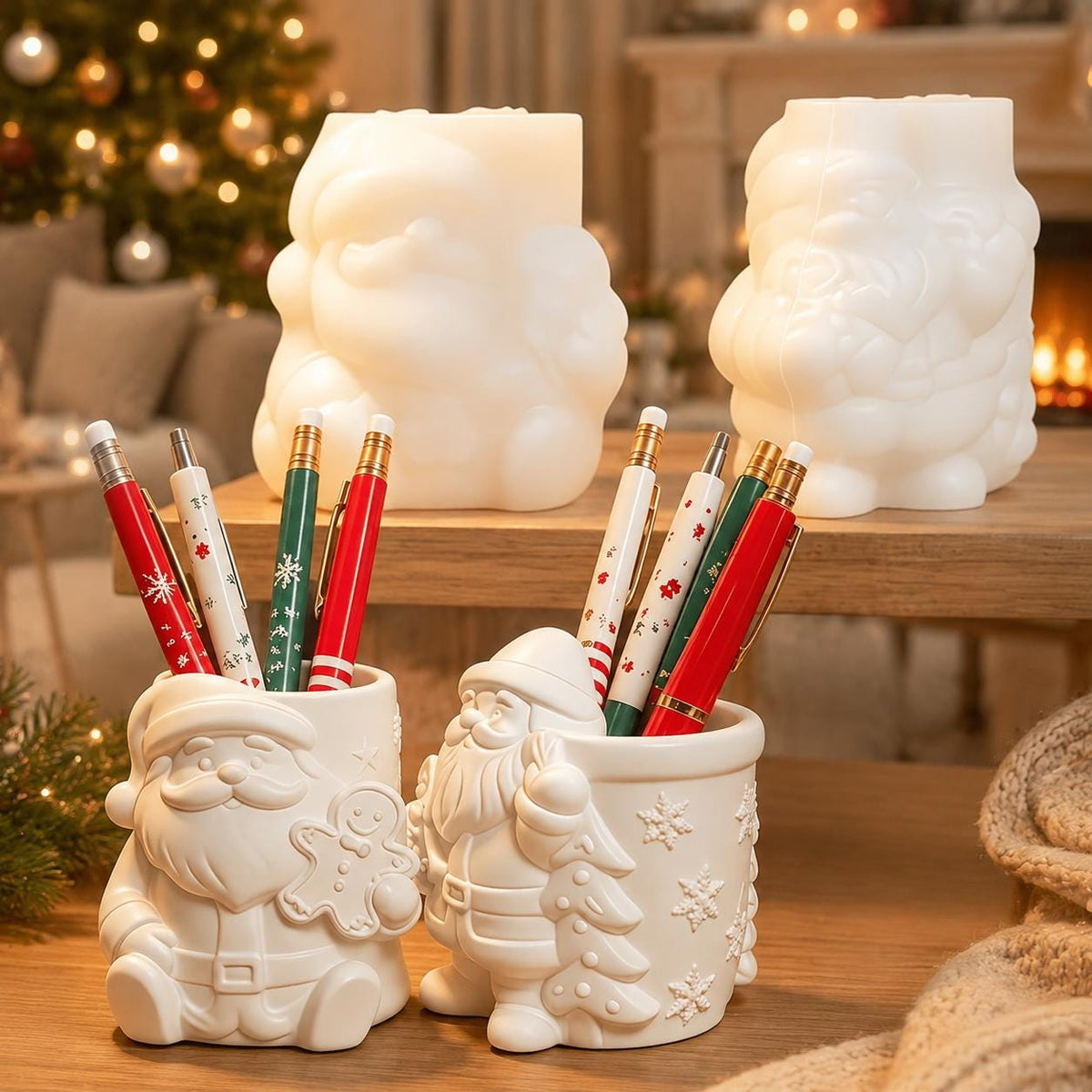 Zwei Weihnachtsmann-Gießlinge als Stiftehalter mit den passenden Silikonformen