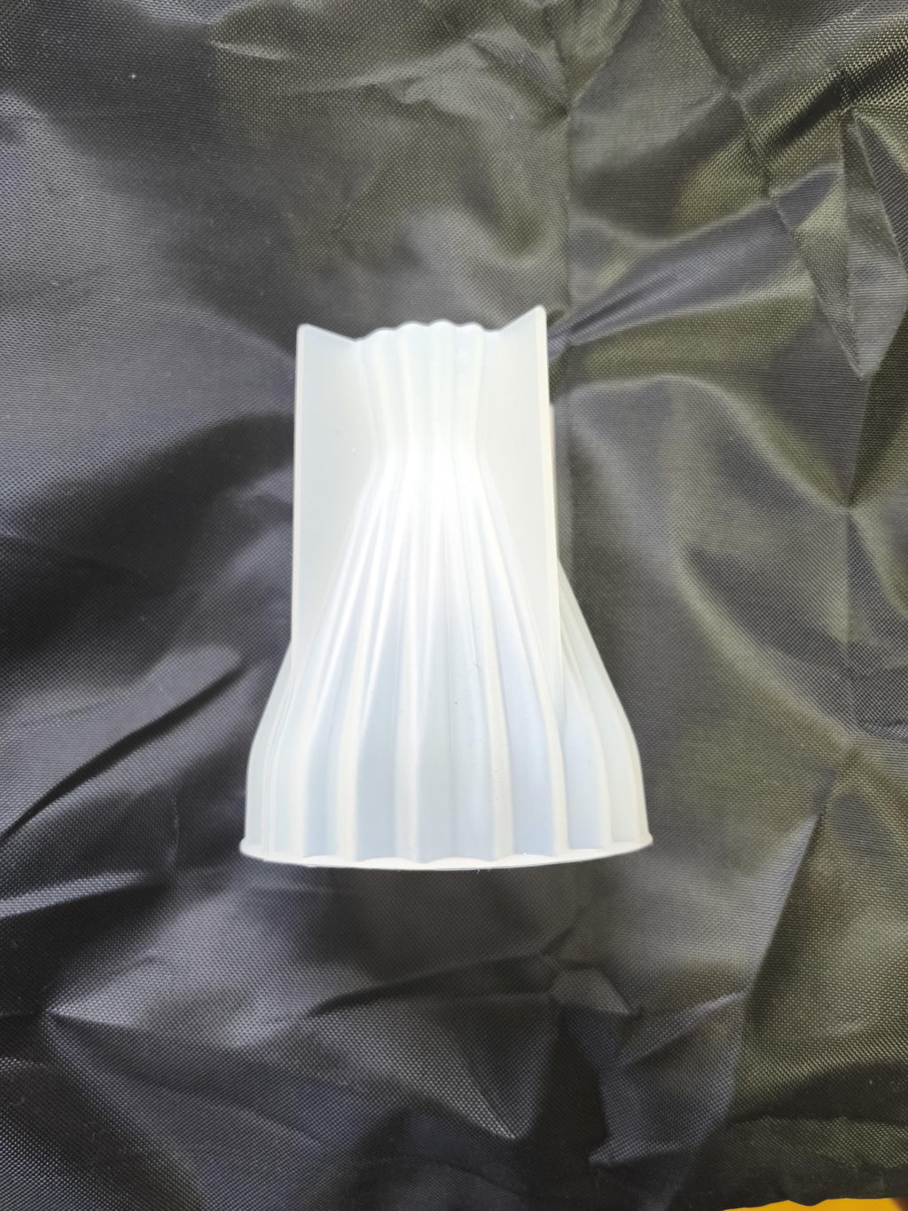 Silikonform Vase mit Rillen  taillierte Gießform für Raysin, Keraflott und Gips  DIY Blumenvase im Boho-Stil