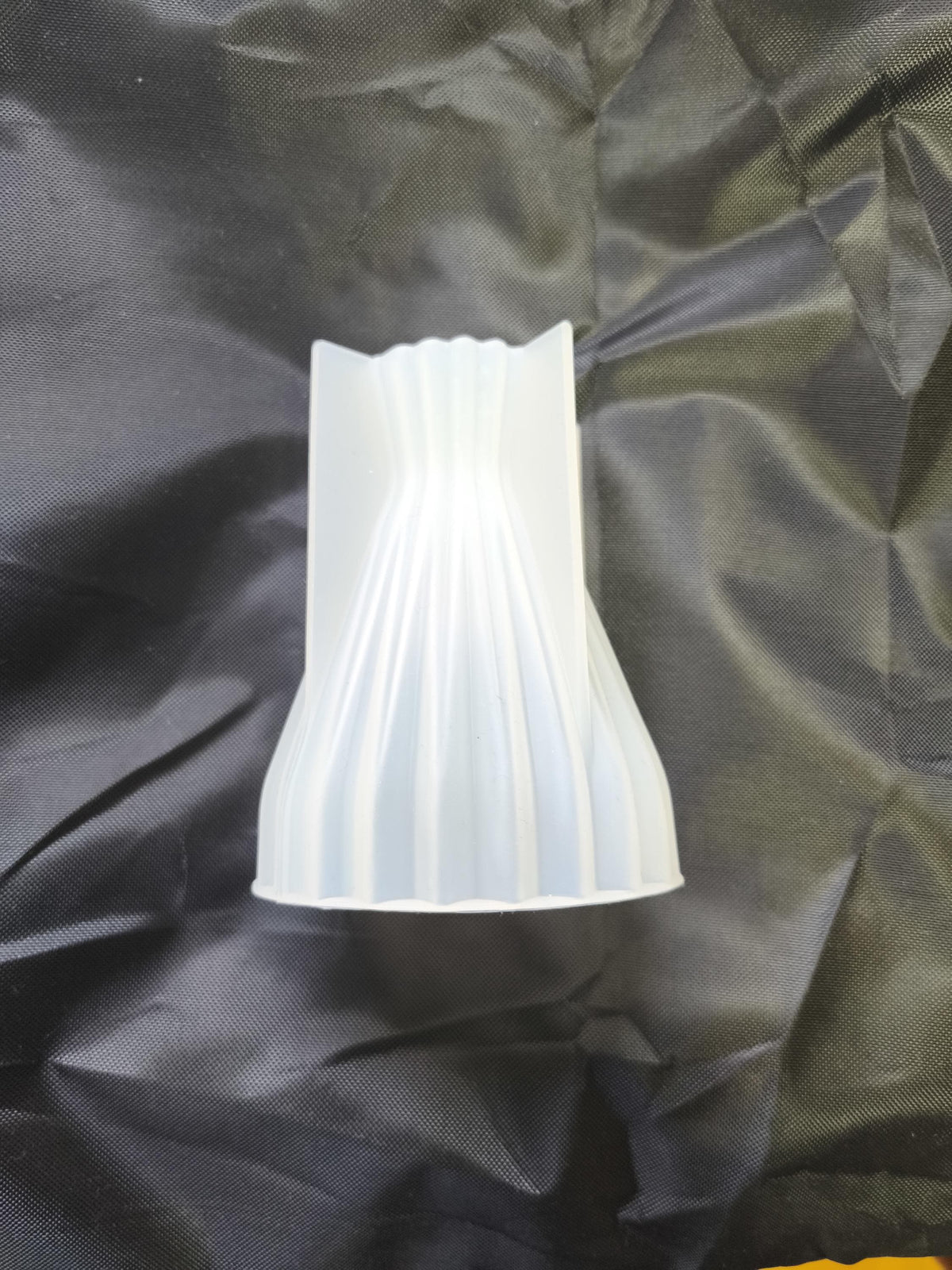 Silikonform Vase mit Rillen – taillierte Gießform für Raysin, Keraflott und Gips – DIY Blumenvase im Boho-Stil