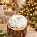 Weißer Rosenkranz-Kerzenhalter als Gießbeispiel auf Holz im Weihnachtszimmer